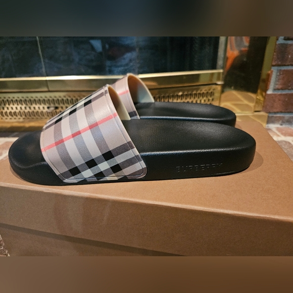 Burberry Poolside Flip Flops - Picture 4 of 9
